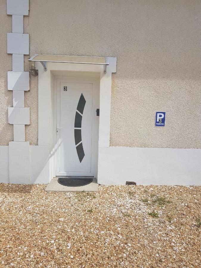 03 - Joli Studio Traversant Situe Au Rdc Avec 2 Lits, Tout Equipe Pour 1, 2 Ou 3 Personnes Maximum, Entree Independante Donnant Sur Parking Dont Une Place Est Reservee Devant La Porte, Grand Fourgon Possible Et Petit Jardin Sur L'Arriere Comme Une Ma Razac-sur-lʼIsle Zewnętrze zdjęcie